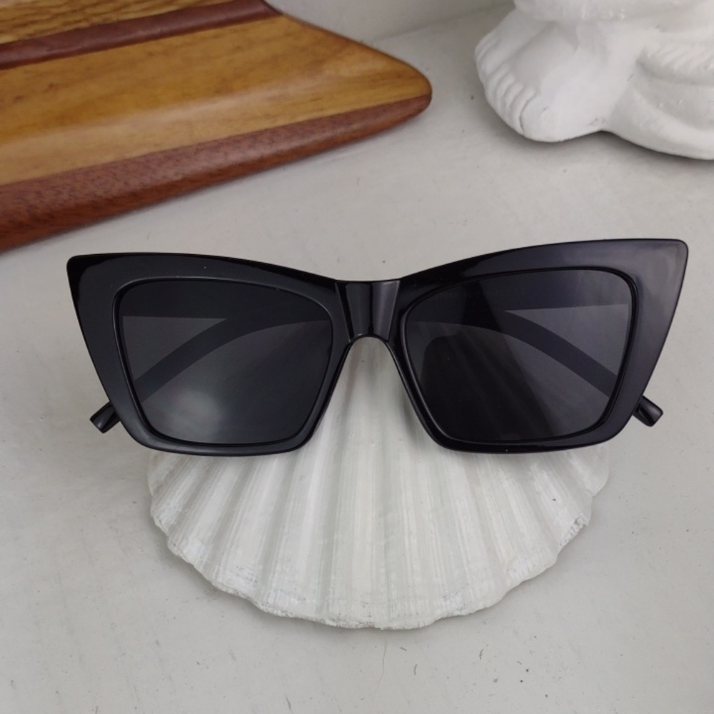 Classic Black Man-Made Polymer Cat-Eye Sunglasses   Lightweight Cool Style NWOT